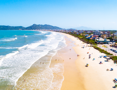 Praia-de-Mariscal-Um-local-deslumbrante-para-visitar-em-Bombinhas